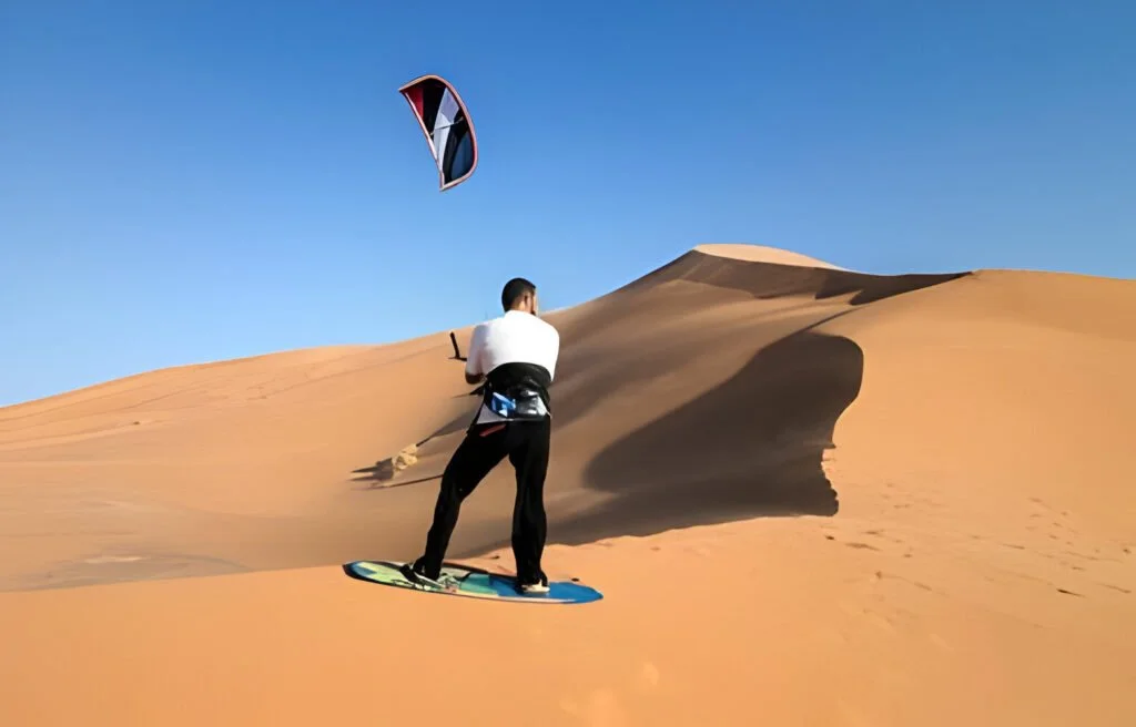 Kitesurf-dans-le-desert-Descente-des-dunes-de-Merzouga-Maroc