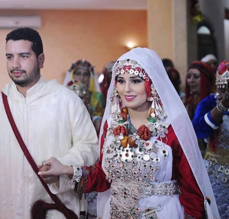 moroccan wedding in morocco with tradition and traditional clothes (2)